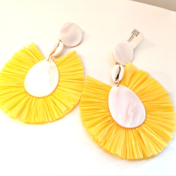 🎄5/$5 FRIDAY Mother of Pearl and Puka Raffia earrings NWT - Picture 5 of 5